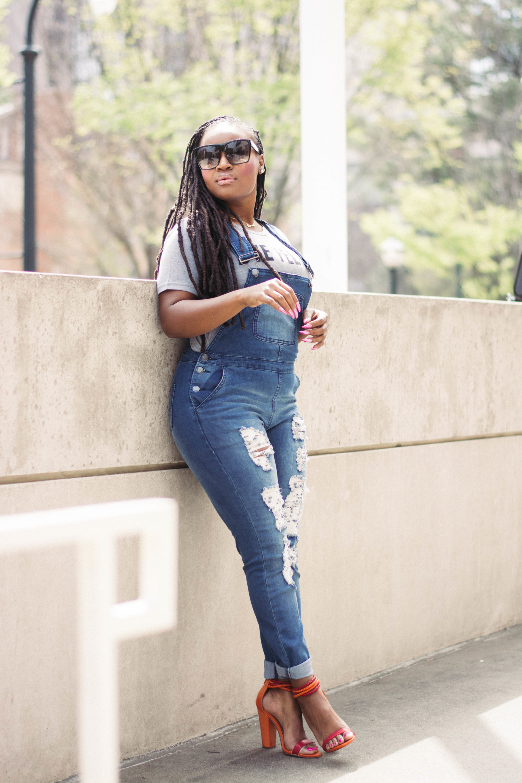 DENIM OVERALL X BYE FELICIA TSHIRT