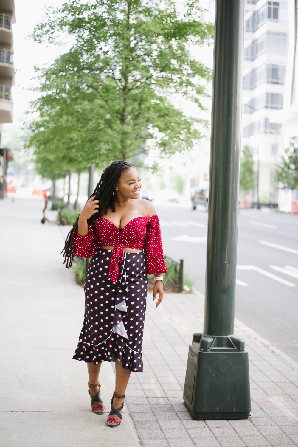 OFF THE SHOULDER POLKA DOTS CROP TOP